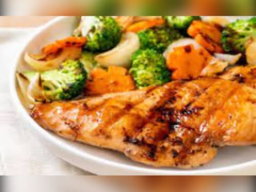 Refeição Fitnes (frango grelhado com legumes) Refeição Fitnes (frango grelhado com legumes)