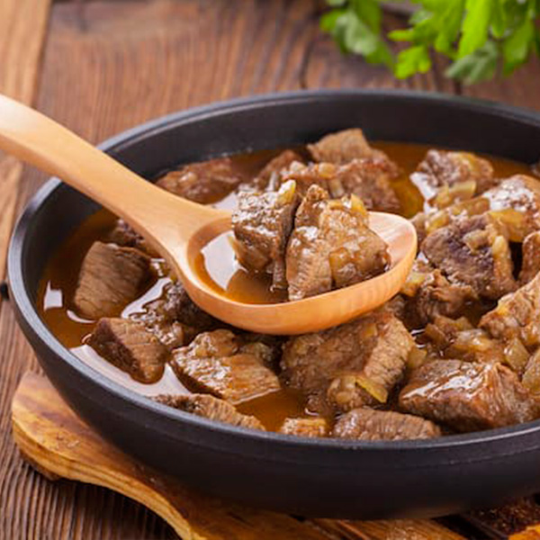 Marmita de picadinho de carne, batata e cenoura Marmita de picadinho de carne, batata e cenoura